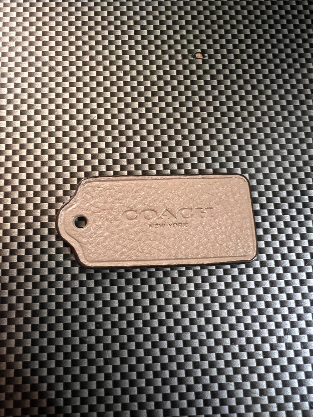 Coach hang tag Leather in gray / mauve with unique scale design